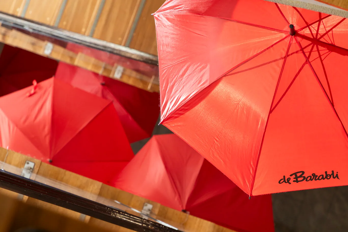 Des parapluies rouges avec écrit dessus « de Barabli », installés dans les escaliers du Cercle menant à la salle du Barabli